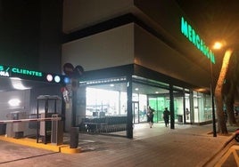 Entrada y parking del nuevo supermercado en Valencia.