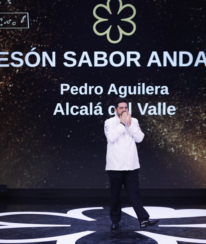 Imagen secundaria 2 - Momentos valencianos de la gala; en la imagen principal, Begoña Rodrigo en una foto de grupo con otros invitados; el premio Estrella Verde para Cal Paradís; y sobre estas líneas, Pedro Aguilera, el chef andaluz forjado en los fogones de Ricard Camarena, distinguido con su primera Estrella.