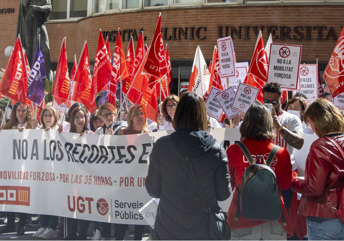 Protesta de los sindicatos en el hospital Clínico de Valencia.