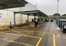 Trabajadores de Ford en los exteriores de la nave de Industrias Alegre.