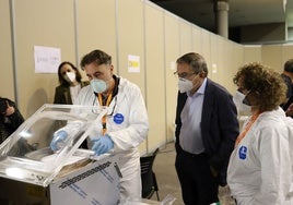 El conseller José Antonio Rovira, este jueves, en Feria Valencia, donde se ha habilitado un espacio para la recuperación de archivos.