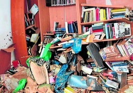 Libros destrozados tras el paso de la DANA.