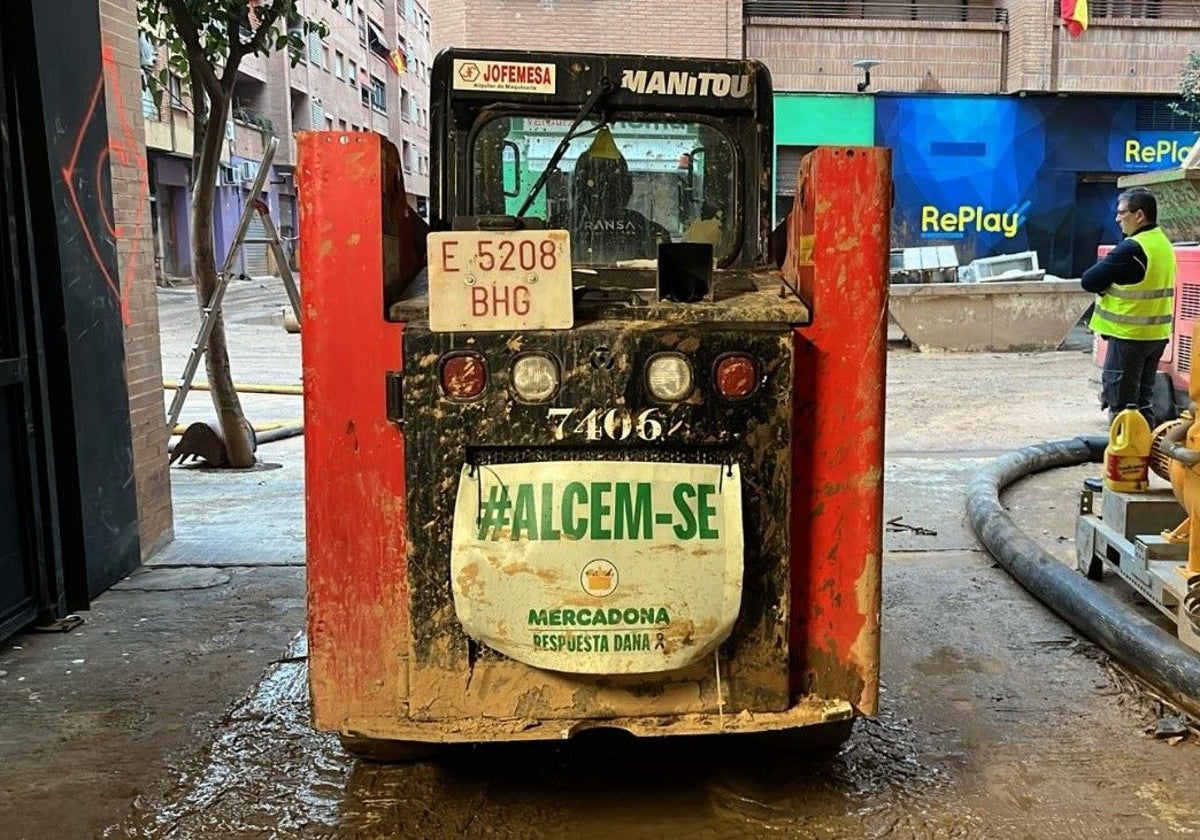 Maquinaria limpiando las calles afectadas por la DANA en Catarroja.