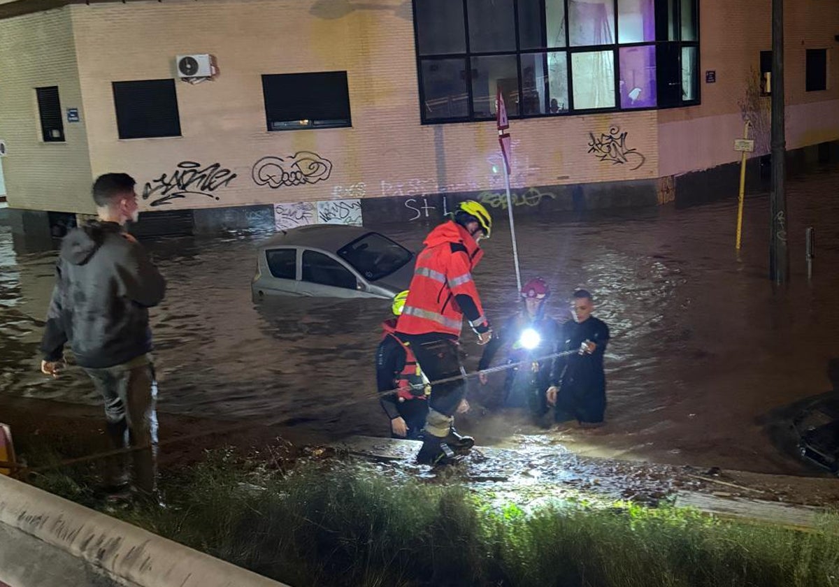 Rescate de bomberos, en la noche de la DANA, en La Torre.