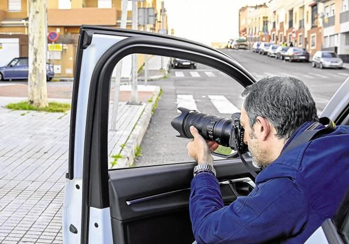 Imagen de archivo de un fotógrafo en un coche.