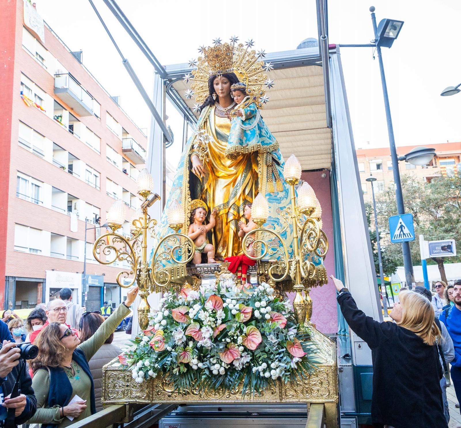 La Virgen de los Desamparados visita las parroquias de Paiporta afectadas por la DANA