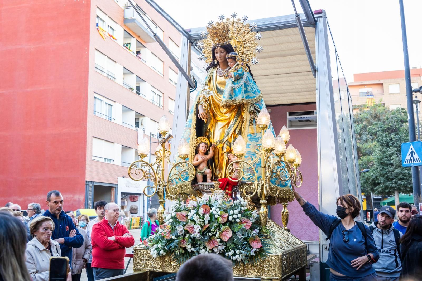 La Virgen de los Desamparados visita las parroquias de Paiporta afectadas por la DANA