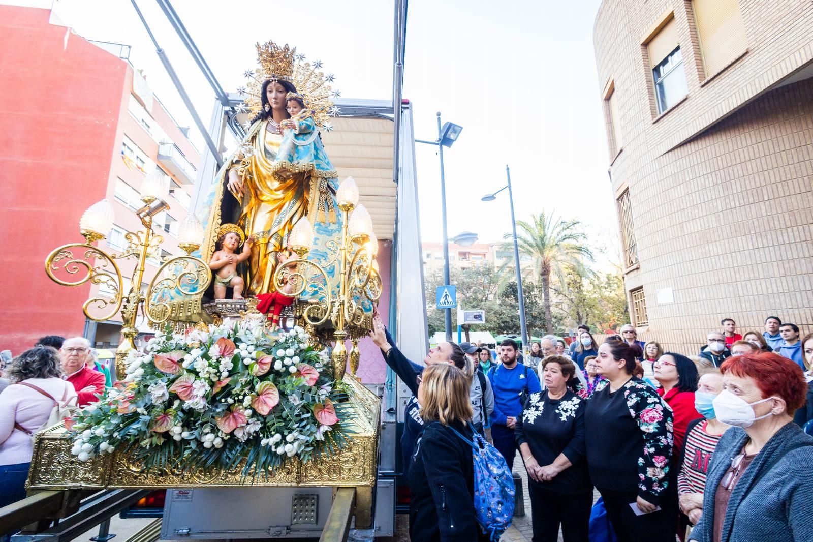 La Virgen de los Desamparados visita las parroquias de Paiporta afectadas por la DANA