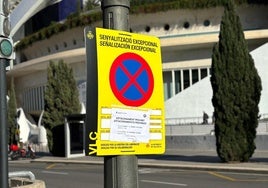 Placa de prohibido aparcar ante el Palau de Les Arts.