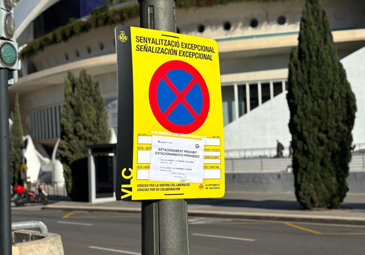 Placa de prohibido aparcar ante el Palau de Les Arts.