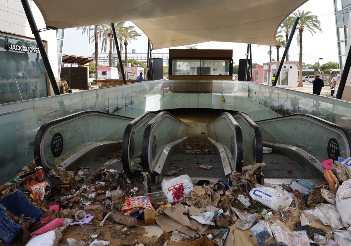 Destrozos de la DANA en el interior del Centro Comercial Bonaire.