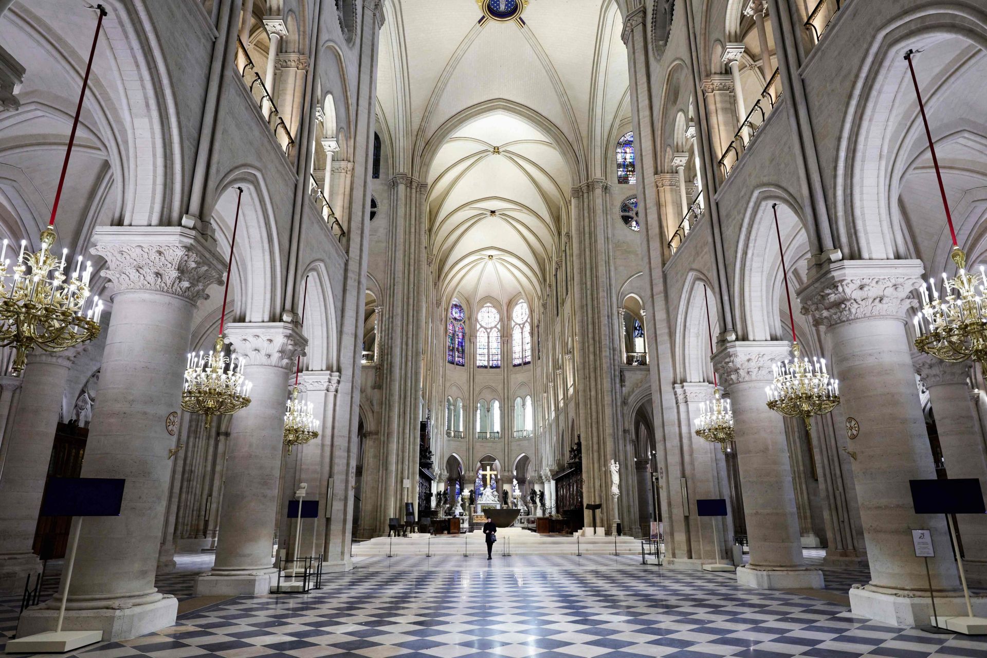 Notre Dame recupera su magia y brilla de nuevo en París