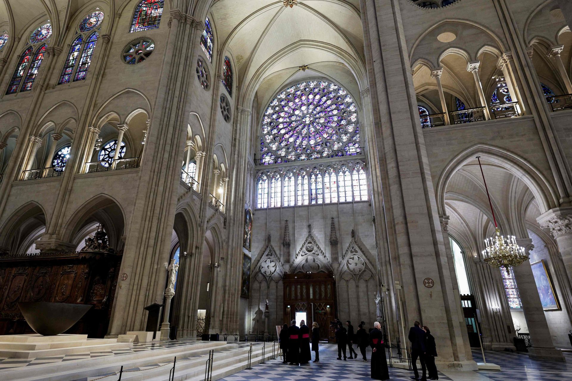 Notre Dame recupera su magia y brilla de nuevo en París