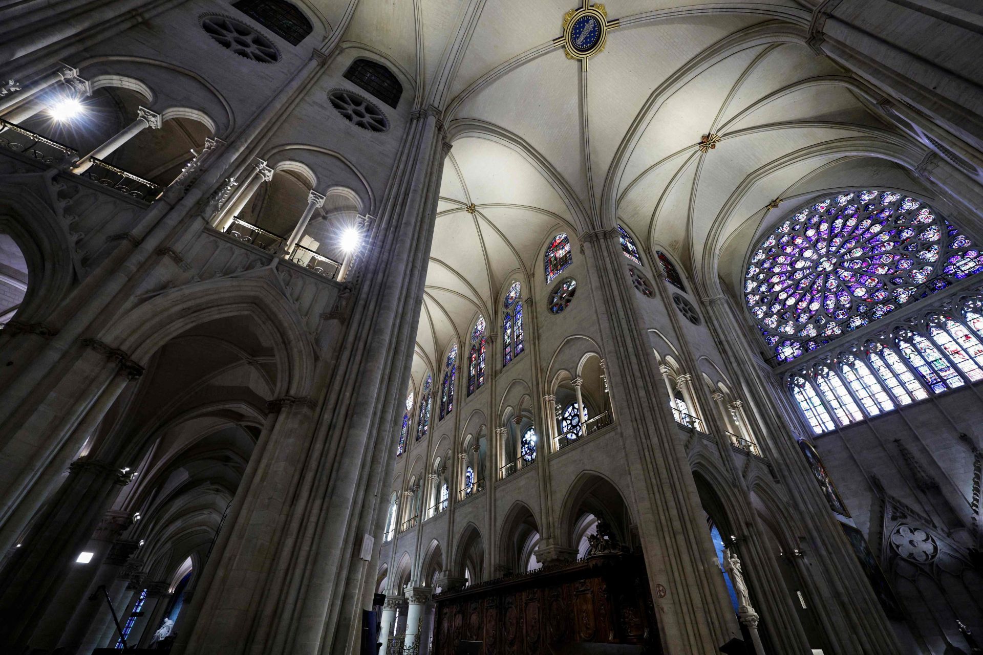 Notre Dame recupera su magia y brilla de nuevo en París