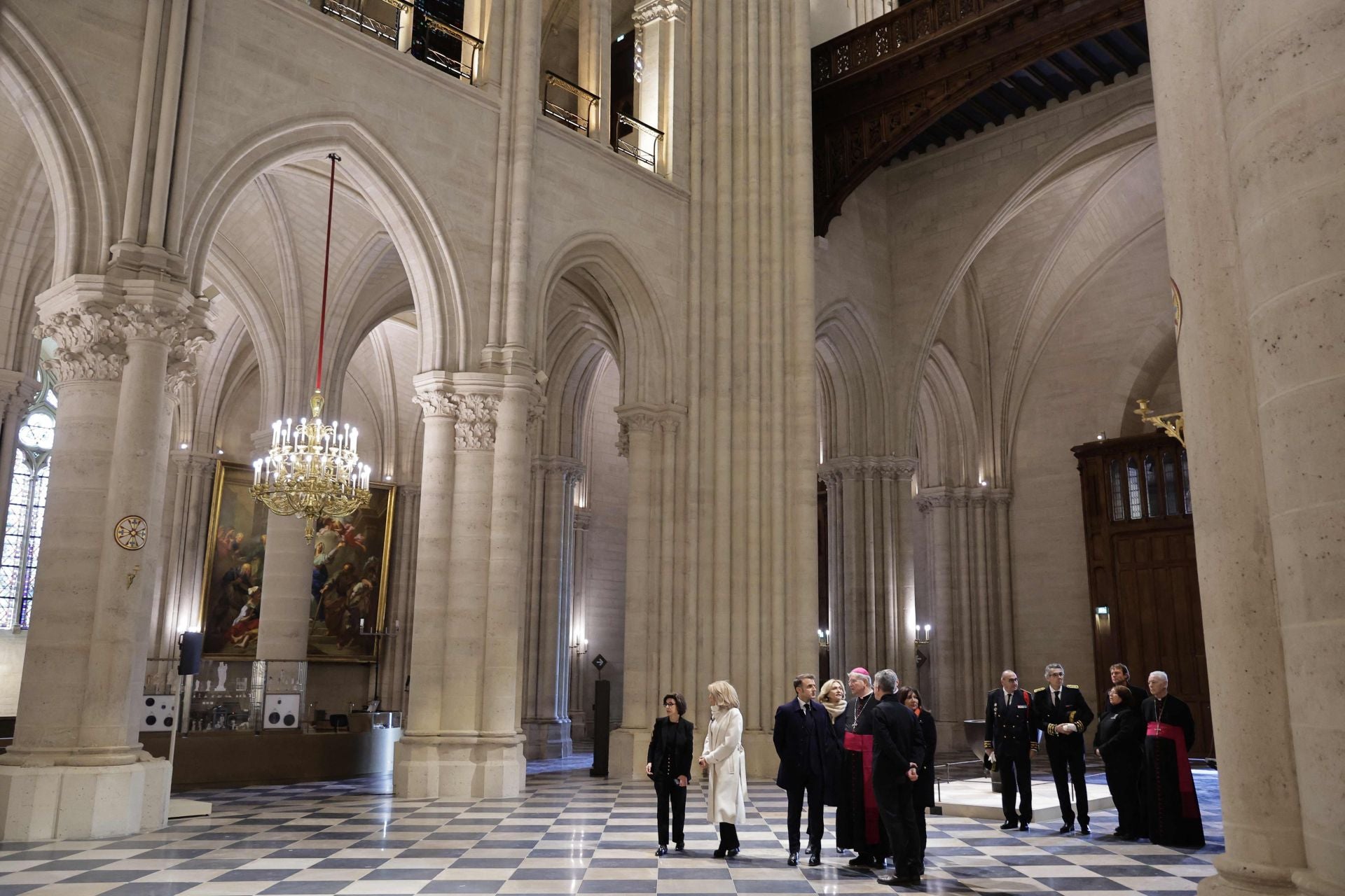 Notre Dame recupera su magia y brilla de nuevo en París