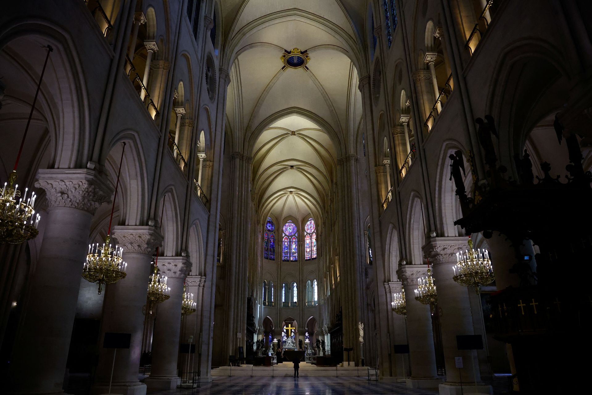 Notre Dame recupera su magia y brilla de nuevo en París