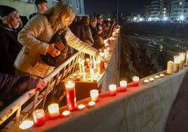 Los vecinos de Paiporta colocan las velas como recuerdo a las víctimas en el barranco del Poyo.