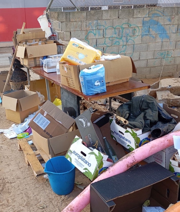 Imagen secundaria 2 - De arriba a abajo: material en la plaza de la Fusta de Benetússer, ropa abandonada en un local de Sedaví y productos en la calle Horta del primer municipio