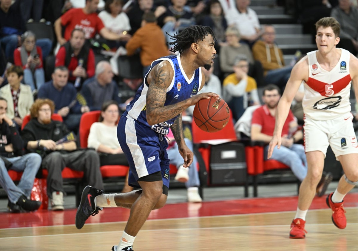 Jones, uno de los jugadores que jugaron la ventana FIBA, durante el partido en Bourg.