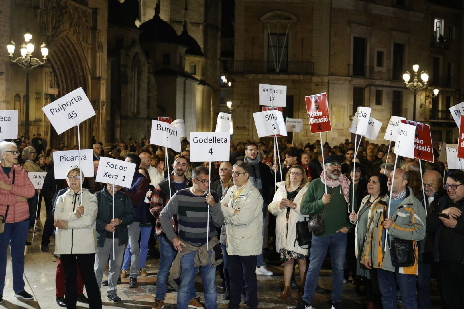 Concentración en la Plaza de la Virgen de Valencia.