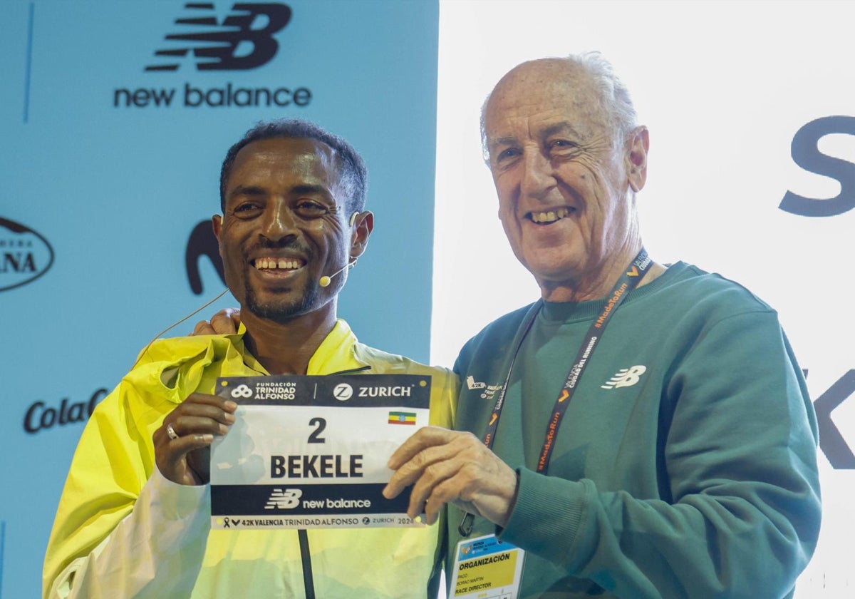 Bekele, el atleta más aclamado este voiernes en Feria Valencia, posa con su dorsal con Paco Borao.