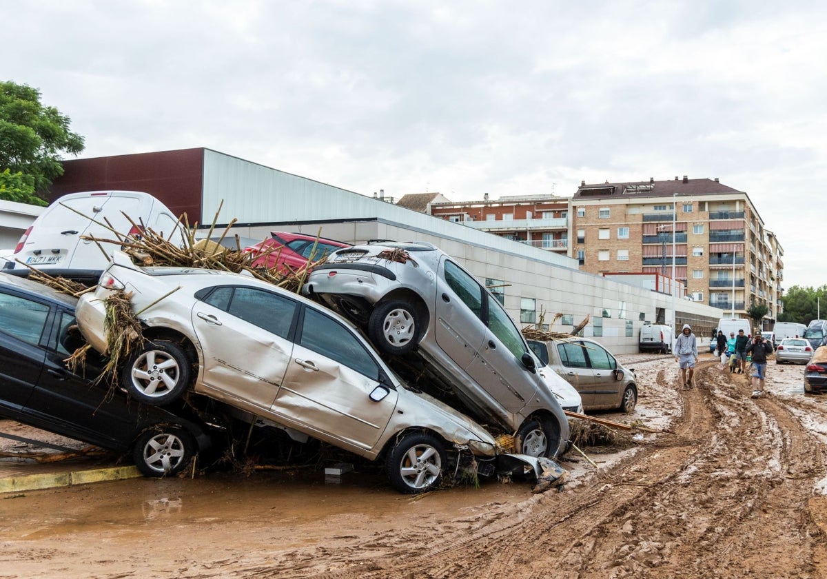 Vehículos accidentados en Catarroja, tras la riada.