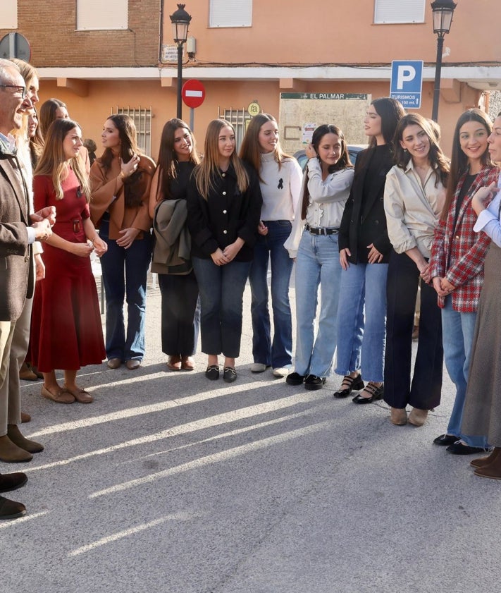 Imagen secundaria 2 - Recorrido de Berta Peiró, su corte y el edil de Fallas, Santiago Ballester, por El Palmar.