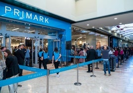 Decenas de personas hacen cola para entrar a Primark, imagen de archivo.