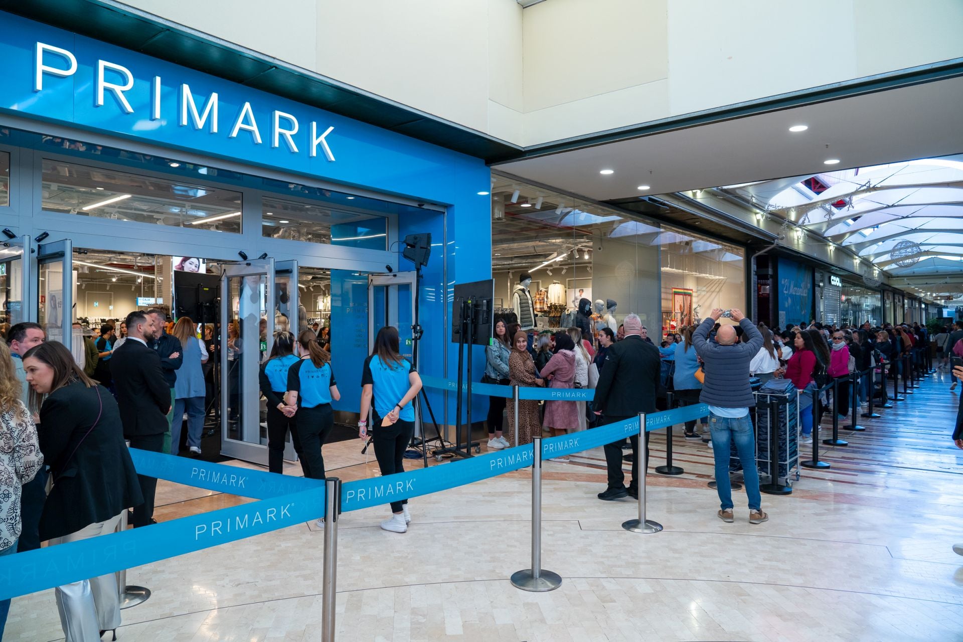 Decenas de personas hacen cola para entrar a Primark, imagen de archivo.