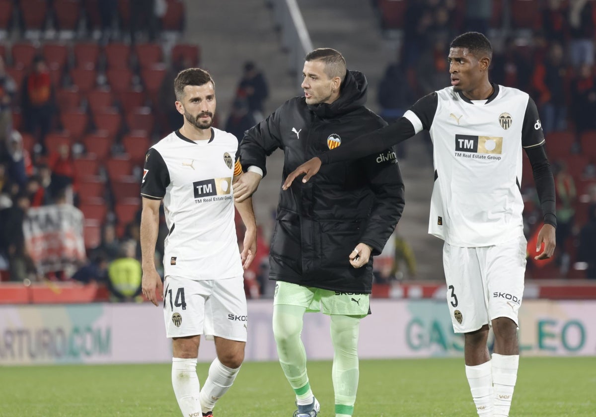 Gayà, Jaume y Mosquera, tras el partido en Palma. EFE