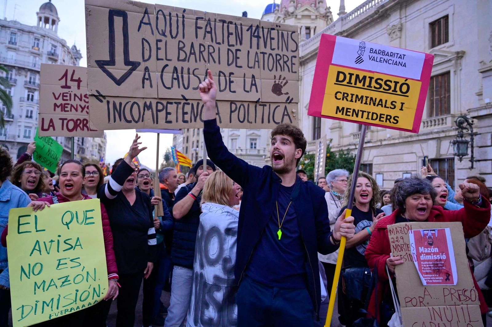 Fotos: Manifestación en Valencia contra la gestión política de la DANA