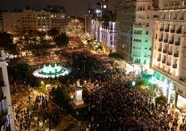 Miles de personas se manifiestan en la plaza del Ayuntamiento.