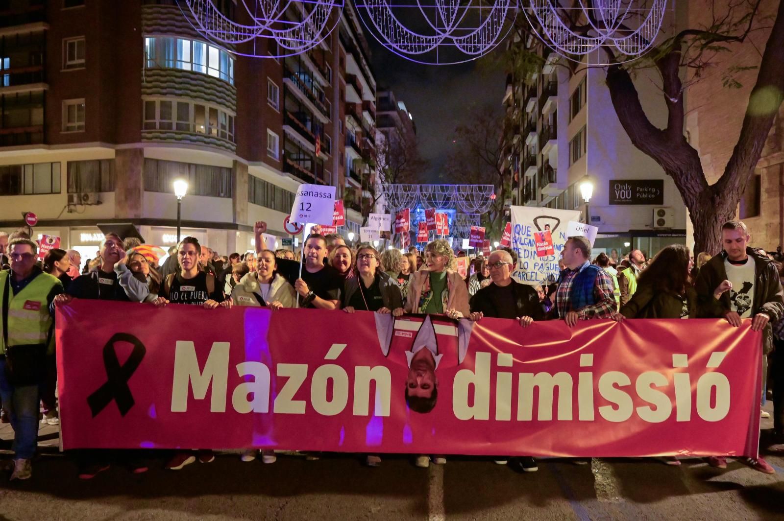 Fotos: Manifestación en Valencia contra la gestión política de la DANA