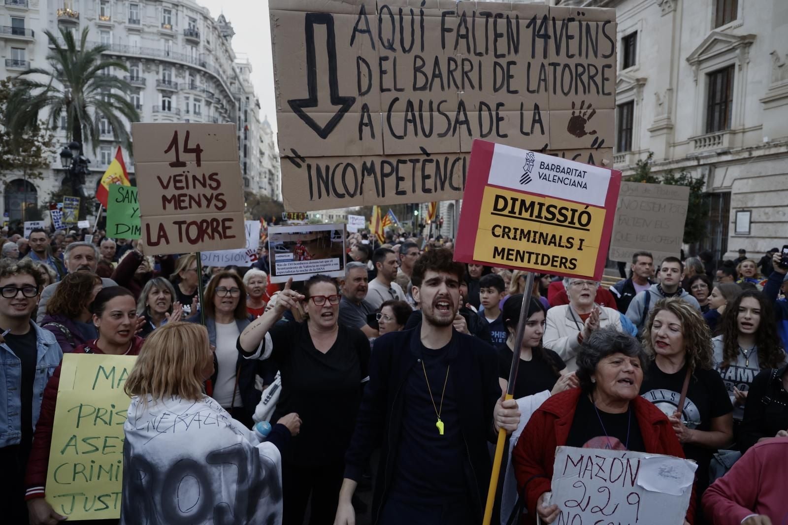 Fotos: Manifestación en Valencia contra la gestión política de la DANA