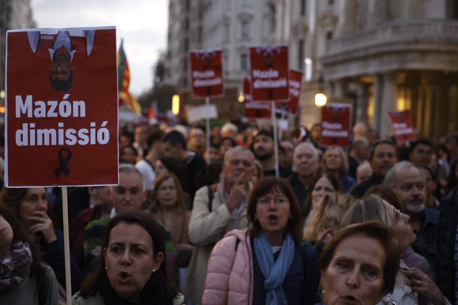 Fotos: Manifestación en Valencia contra la gestión política de la DANA