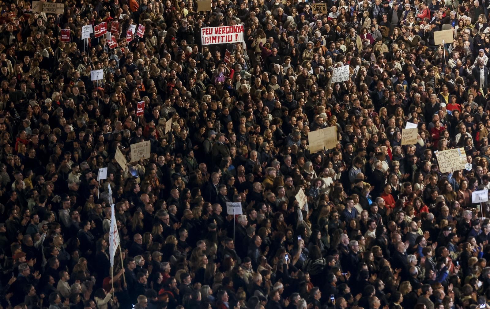 Fotos: Manifestación en Valencia contra la gestión política de la DANA