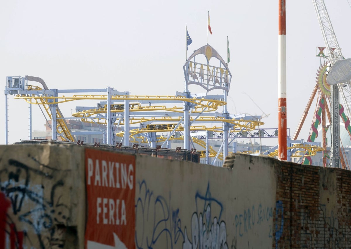 Imagen secundaria 1 - Montaje de la Feria de Navidad de Valencia, en el Grao.