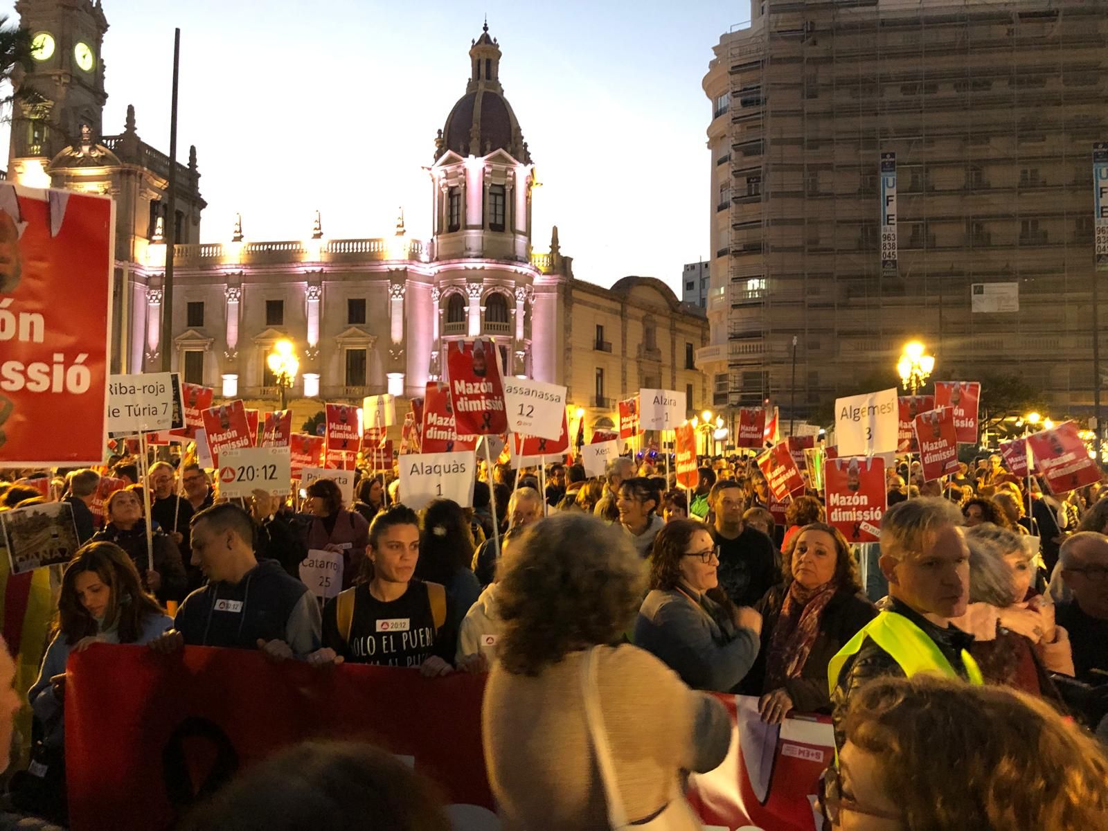 Fotos: Manifestación en Valencia contra la gestión política de la DANA