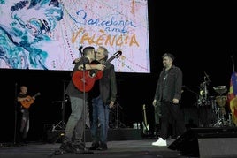 Los Estopa y Serrat, anoche sobre el escenario del Palau Sant Jordi de Barcelona.