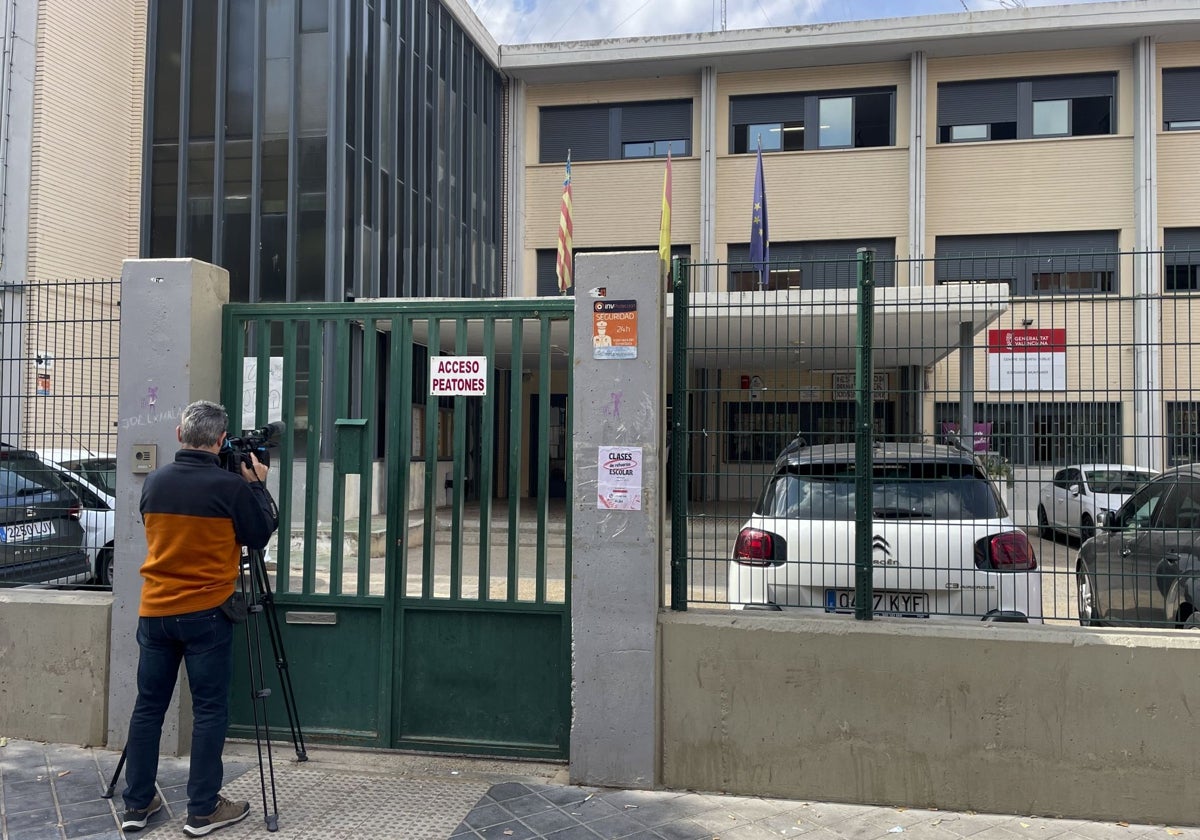 Acceso al instituto de Xirivella en el que un alumno agredió a una docente en marzo.