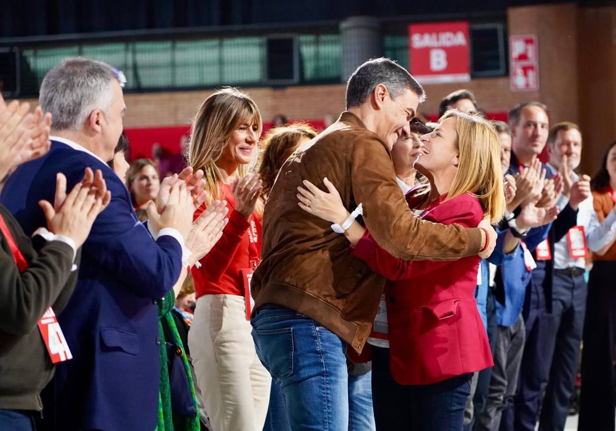 Sánchez abraza a Bernabé quien el domingo se desplazó a Sevilla para el cierre del congreso.