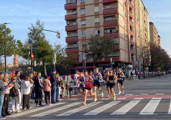 Varios corredores pasan por el kilómetro 32.