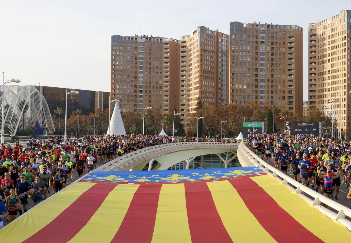 Miles de corredores inicianeste domingo el Maratón Valencia en el puente de Monteolivete.