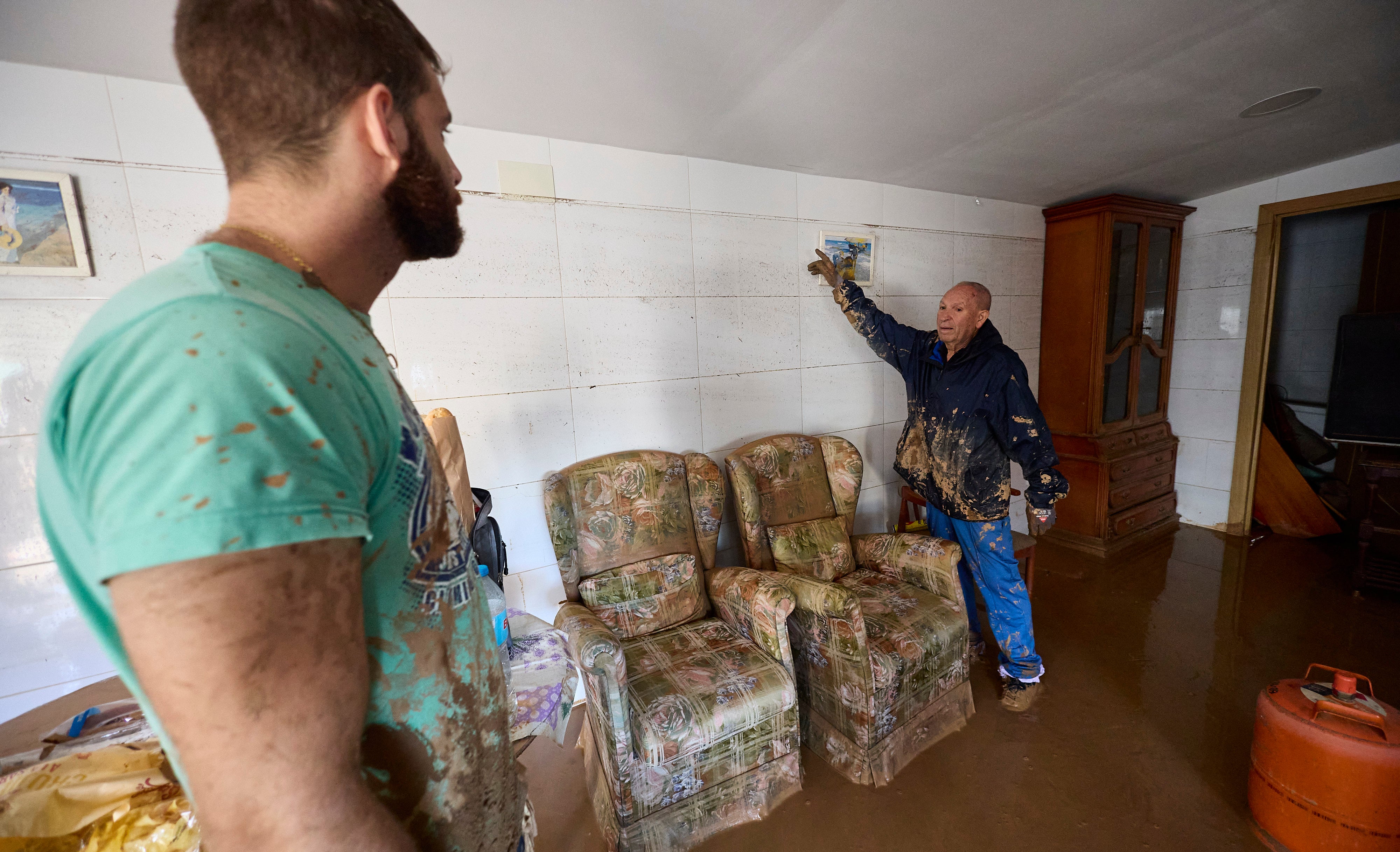 Un afectado de Horna de Alcedo muestra el estado de su vivienda.