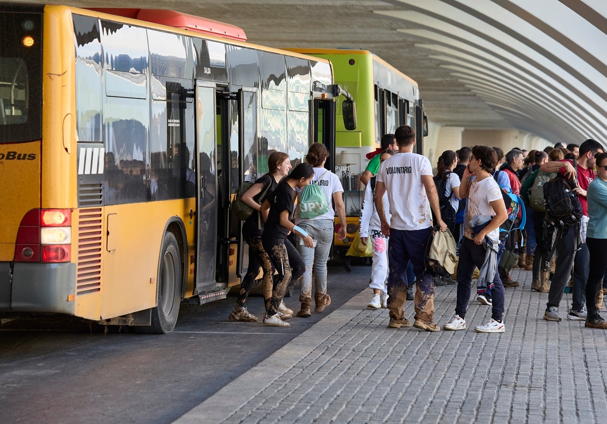 Voluntarios en los autobuses para ayudar a los afectados por la DANA.