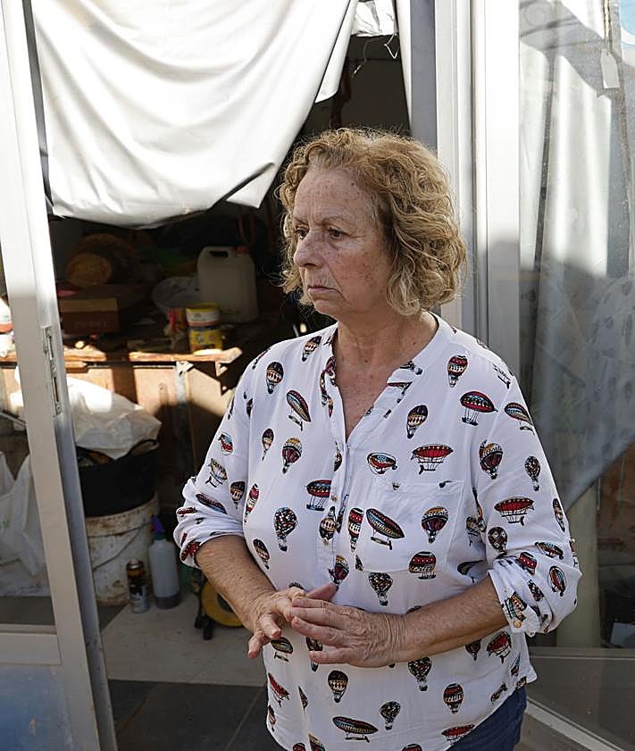 Imagen secundaria 2 - Arriba, descampado entre la Torre y el barrio de San Jorge. A la izquierda, estado en el que ha quedado un parking de caravanas. A la derecha, Encarna Fortea, vecina del barrio de San Jorge.