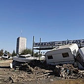 Parking con caravanas destrozadas, en Valencia.