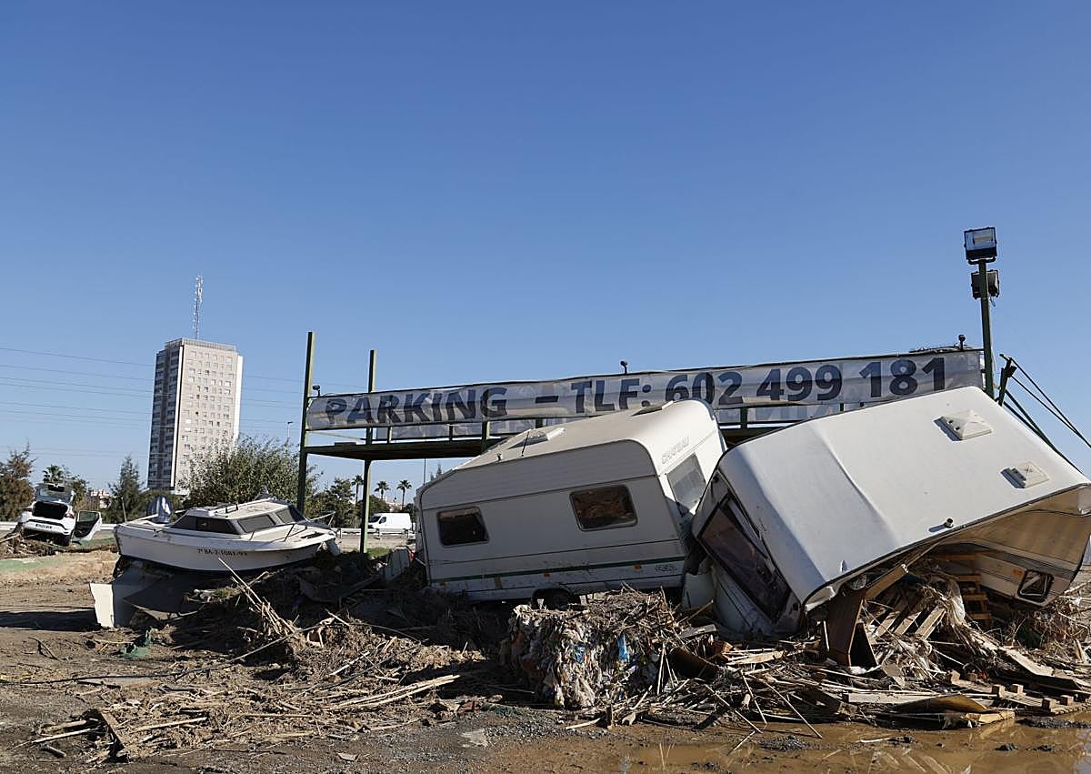 Imagen secundaria 1 - Arriba, descampado entre la Torre y el barrio de San Jorge. A la izquierda, estado en el que ha quedado un parking de caravanas. A la derecha, Encarna Fortea, vecina del barrio de San Jorge.
