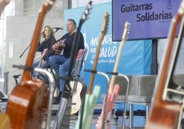 Un momento de la presentación de la subasta de las guitarras de los artistas.