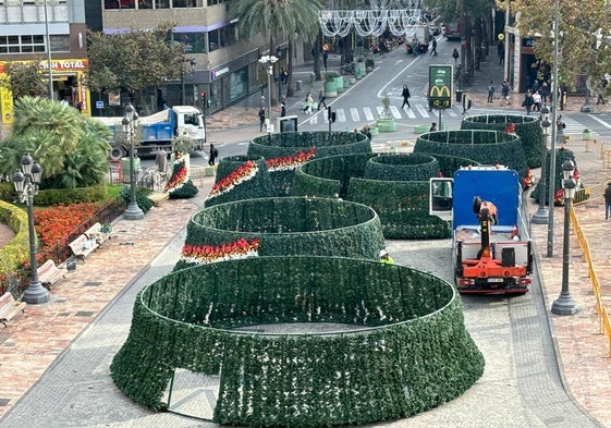 Base del gran árbol de Navidad ornamental de la plaza del Ayuntamiento.